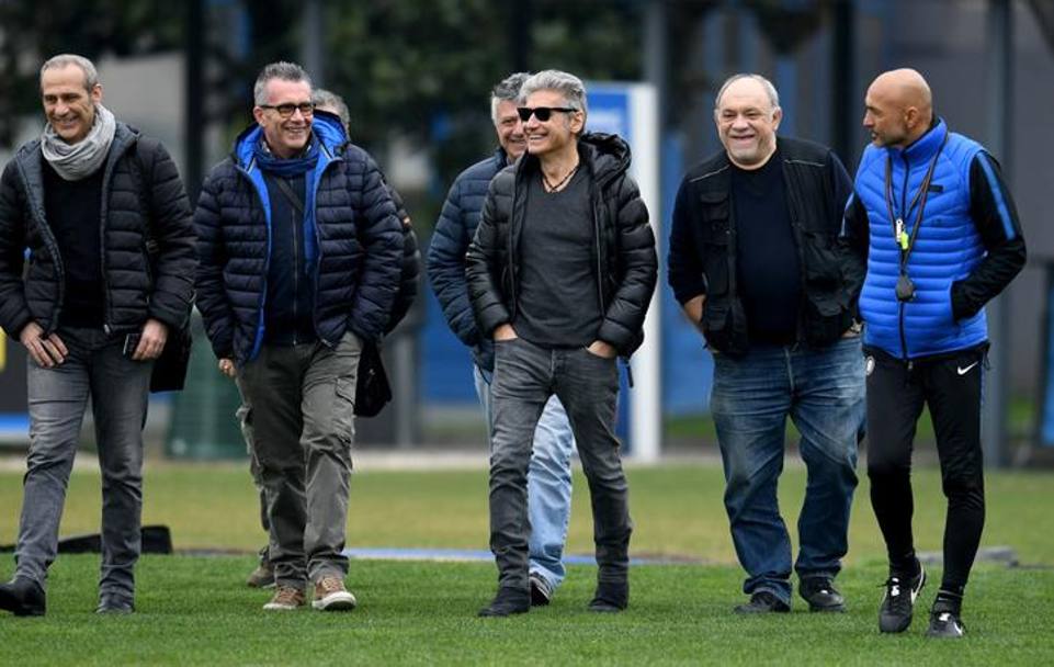 Luciano Ligabue con lo staff dell&#39;Inter sui campi di Appiano Gentile